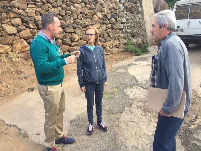 Eloy Santana con un técnico del Cabildo (Foto TA)